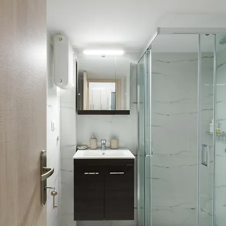 Apartment And Cozy 1 Bedroom *