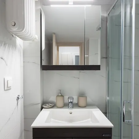 And Cozy 1 Bedroom Apartment *